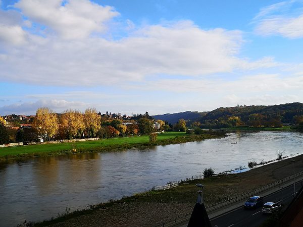 Blick Elbe und Schloss Siebeneichen