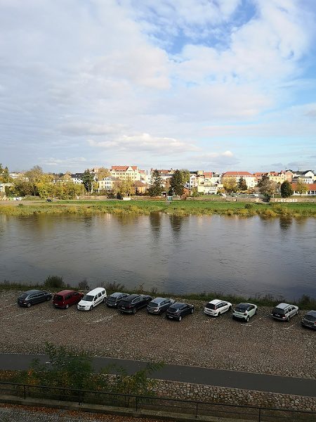 Blick auf Elbe & Parken Öffentlichkeitsb