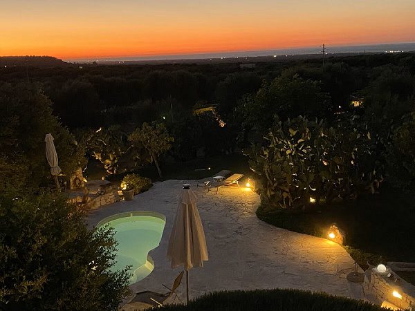 Ambiente Pool abends mit Blick zum Meer