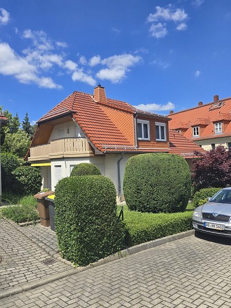 Seitenansicht mit Balkon & Terrasse
