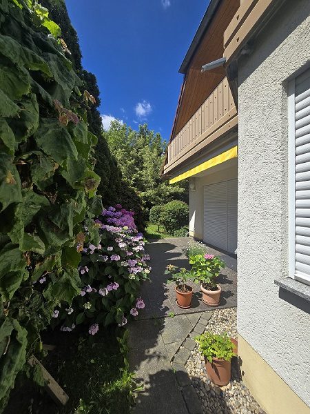Ansicht Seite mit Terrasse