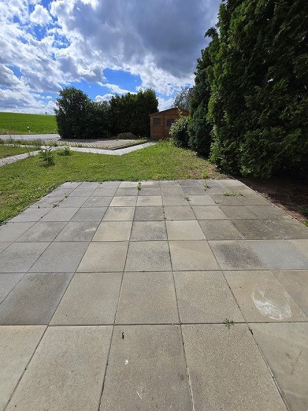 großzügige Terrasse mit Gartenlaube