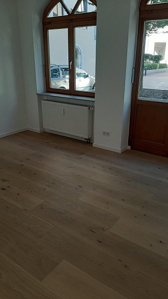 Teilansicht mit Bodentiefen Fenster
